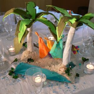 mariage les îles centre de table palmiers et paréos supendus