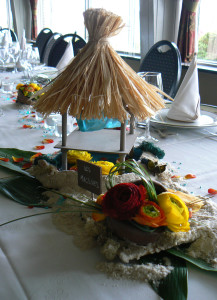 mariage les îles centre de table paillote sur pilotis et fleurs