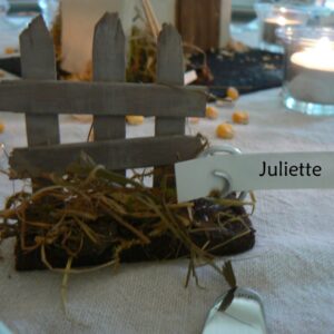 mariage à la ferme, porte nom femme petite barrière en bois