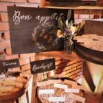 Décoratrice événementielle Hauts-de-France, détail du plan de table sur escabeau