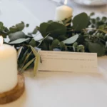 bougies et végétaux posé sur la table mariage végétal
