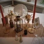Mariage Bohême terracotta centre de table avec lanterne dorée et fleurs séchées