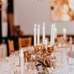 Chandelier sur table mariage bleu navy/burgundy