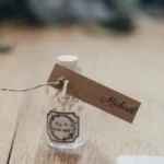 mariage sous les oliviers, porte-nom cadeau fiole fleurs séchées