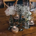 Fleurs sur la table mariage sous les oliviers