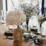 Fleurs sur la table mariage sous les oliviers