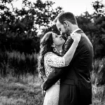 Photo noir et blanc couple Mariage sous les oliviers