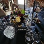 centre de table mariage dark wedding avec verrerie, fleurs objets de curiosités