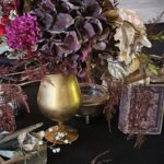 mariage dark wedding, fleurs bordeaux