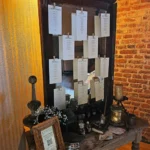 plan de table de mariage miroir avec décoration cabinet de curiosités