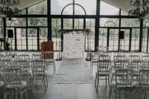 Arche de cérémonie laïque originale pour un mariage élégance végétale à l'Orangerie du Château du Biez