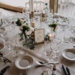 mariage élégance végétale, centre de table fleuri, avec objets raffinés et bougeoirs dorés