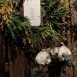 couronne de sapin sur un plan de table pour un mariage d