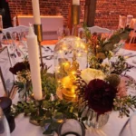 centre de table invité avec une lampe à huile or et rouge pour un mariage sri lankais
