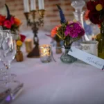 centre de table mariage bohême gypsy coloré, détail nom de table