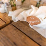 chemin de table tissu fluide pour un mariage naturel nude