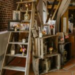 Escabeau ancien pour un mariage rétro brocante au Clos de la Source, présentation de cadres dorés avec photos