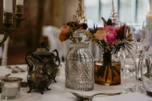 JOLIE CARAFE POUR UN CENTRE DE TABLE RETRO BROCANTE AU CLOS DE LA SOURCE