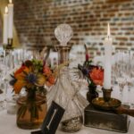 centre de table invité réalisé avec de vieux objets pour un mariage rétro brocante au Clos de la Source