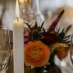 Fleurs colorées pour un mariage rétro brocante au Clos de la Source