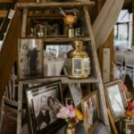 cadres dorés avec photos disposés sur un vieil escabeau pour un mariage rétro au Clos de la Source