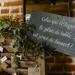 détail du panneau du plan de table pour ce mariage rétro brocante plein d