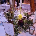 centre de table invité mariage sri lankais, fleurs rouge et blanc, touches dorées