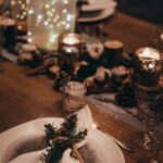 mariage à la neige, habillage des serviettes avec une branche de sapin pour un mariage à la neige