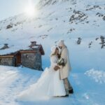 mariage à la neige, photo de couple au soleil couchant dans la montagne