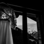 mariage à la neige, robe de mariée et vue sur la montagne