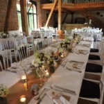 centre de table fleuri aux couleurs du soleil pour un mariage d