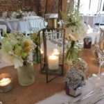 lanterne dorée et fioles fleuries pour un centre de table de mariage d
