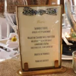 menu dans cadre doré et petit noeud de tissu liberty pour un mariage d