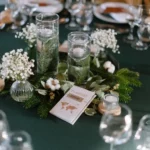 Fleurs sur la table mariage d