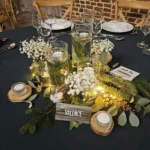 Fleurs sur la table avec des bougies mariage d