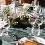 Fleurs au centre de la table Mariage voyage d’hiver
