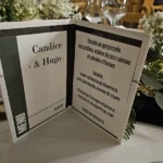 Menu ouvert posé sur la table Mariage voyage d’hiver