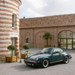 Cour de chateau de jour avec porsche 944