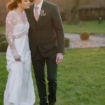 Couple de mariés sur la pelouse