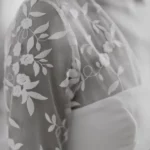 Epaule de la mariée en noir et blanc