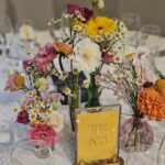 centre de table fleuri pour un mariage coloré