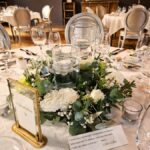 centre de table invités vert et blanc, élégant et fleuri