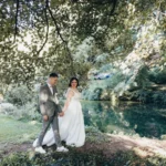 les mariés se promenant dans le parc de la salle, mariage à la Gentilhommière