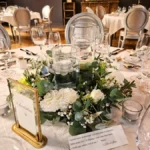 centre de table invités vert et blanc, élégant et fleuri