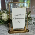 nom de table dans cadre doré menu au dos