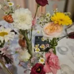 centre de table fleuri mariage coloré