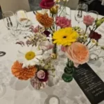 centre de table fleuri mariage coloré