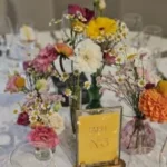 centre de table fleuri pour un mariage coloré