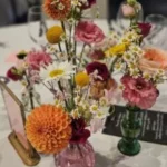 centre de table fleuri mariage coloré