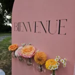 détails et fleurs du panneau de bienvenue mariage camaïeu orangés